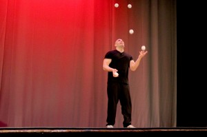 Jason Garfield master juggler